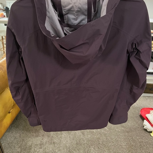 SOLD Lululemon water resistant Jacket - Picture 4 of 6